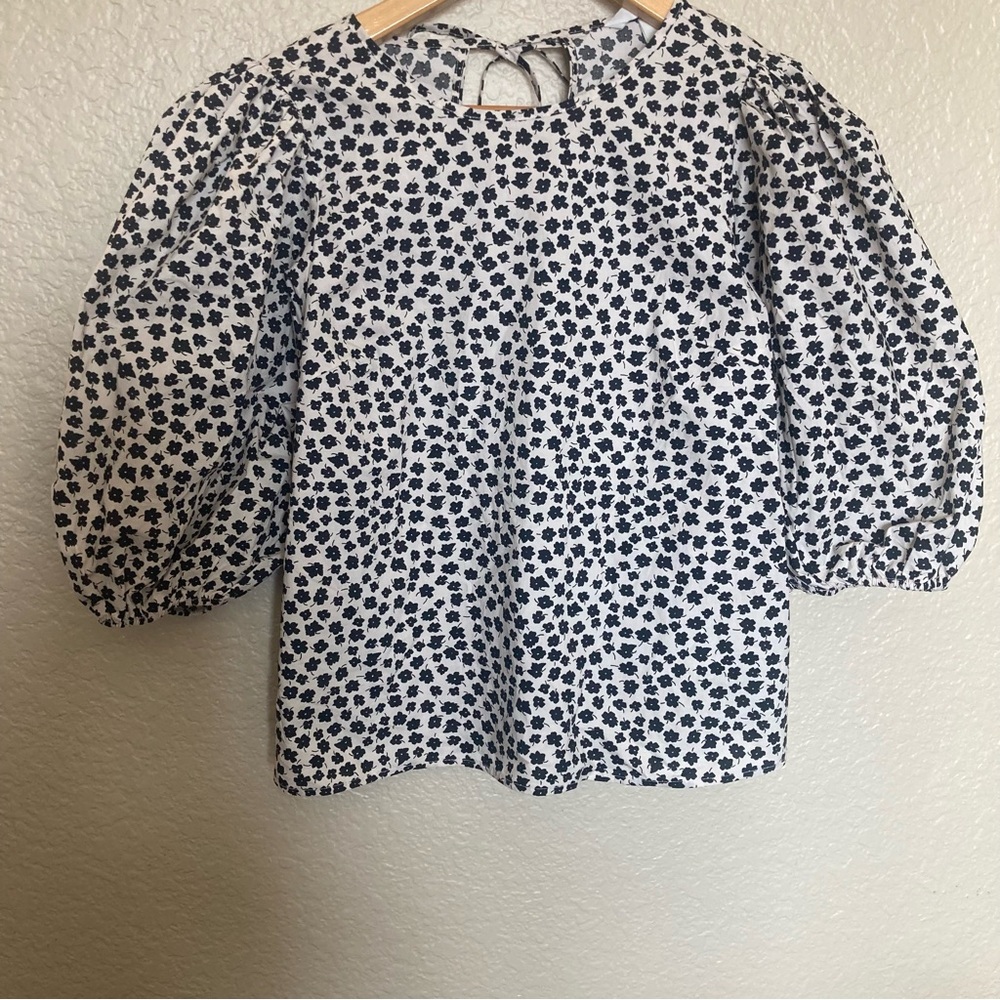 H&M Black Floral Print Top with stylish balloon sleeves Women’s Size 2